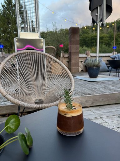 Espresso Tonic auf Terasse