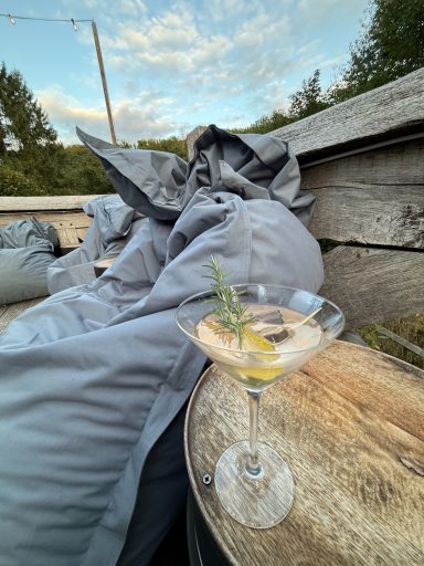 Alkoholfreier Cocktail im Martiniglas, Sitzsack im Hintergrund