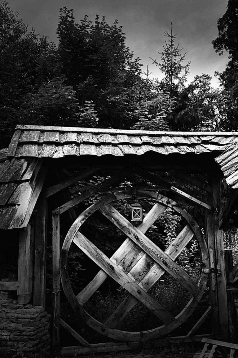 Schwarz-Weiß Foto eines großen alten Holztors 